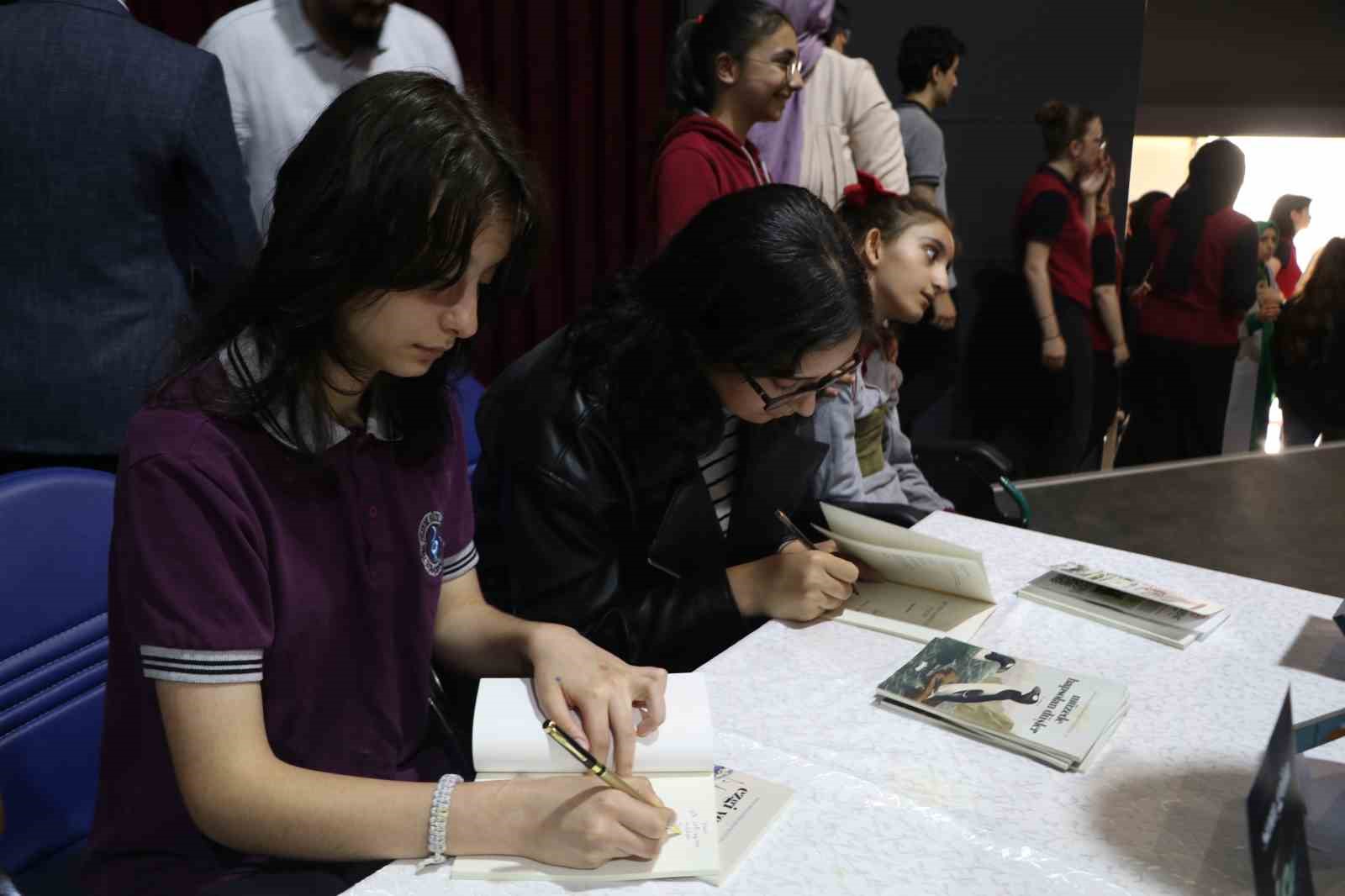 Rize’de öğrencilerin yazdıkları kitaplar okurların beğenisine sunuldu
