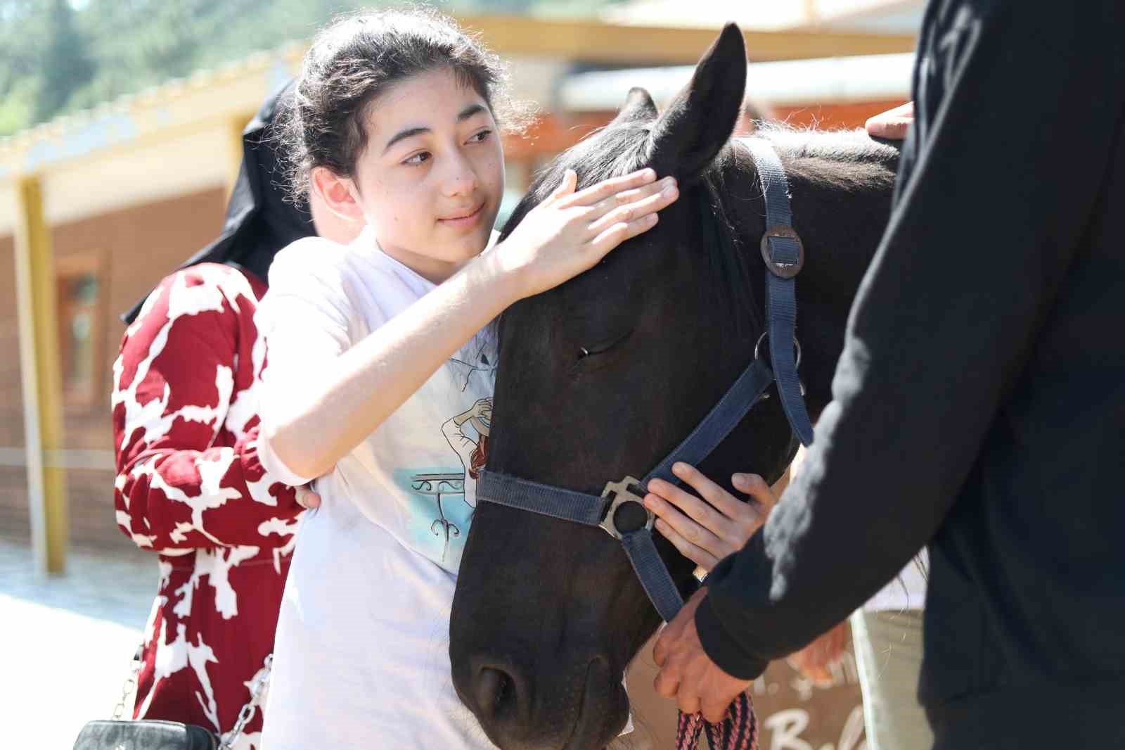 Özel çocukların hayatları atla değişiyor
