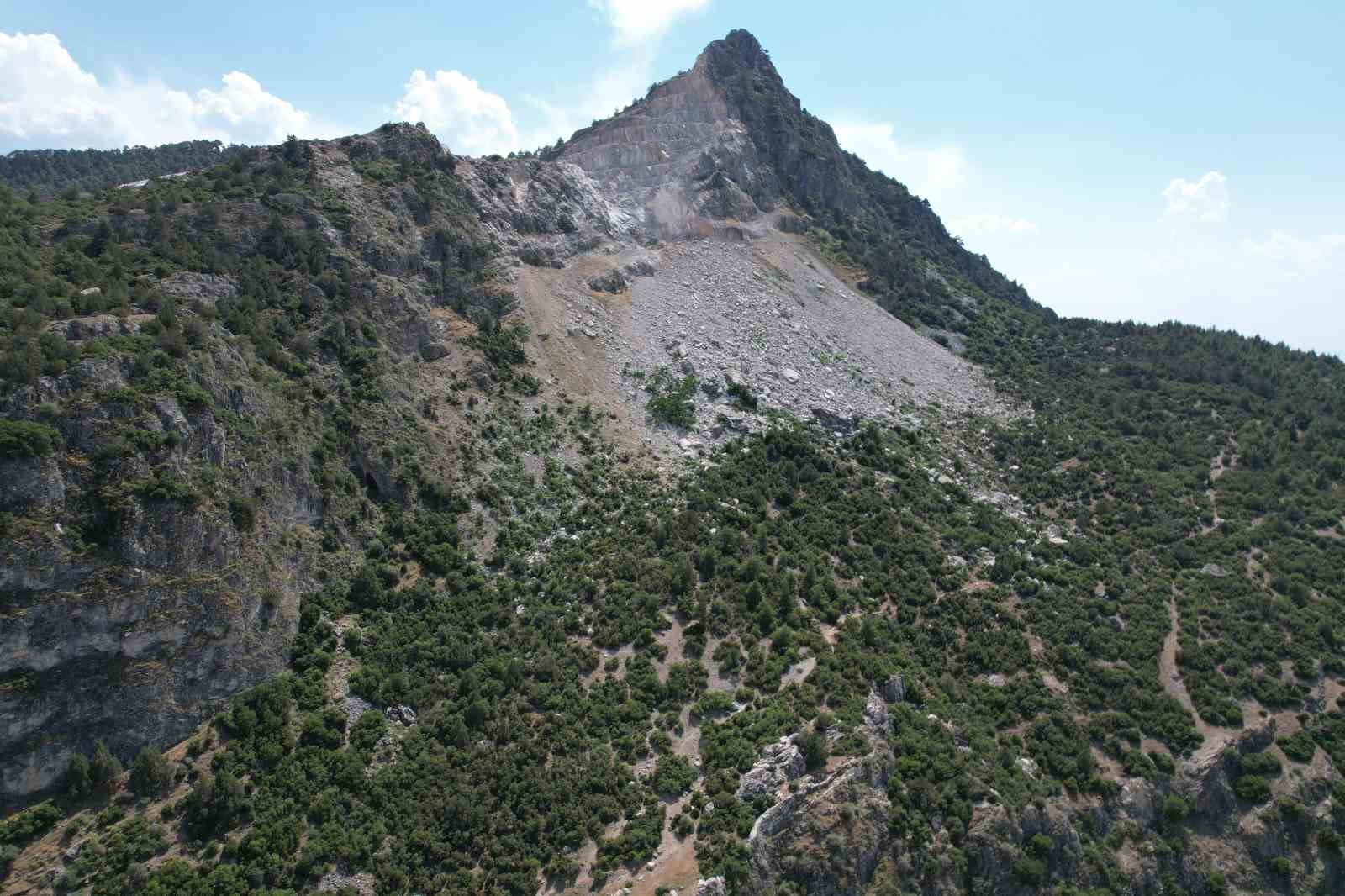 Başlarına taş yağdı
