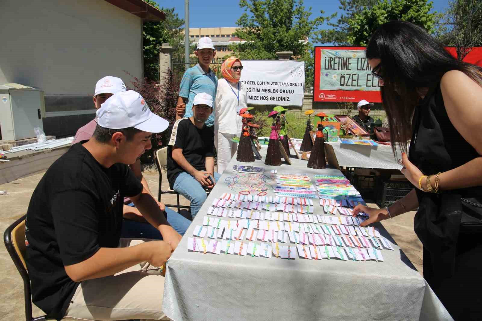 Özel öğrencilerin el emeği göz nuru eserleri görücüye çıktı
