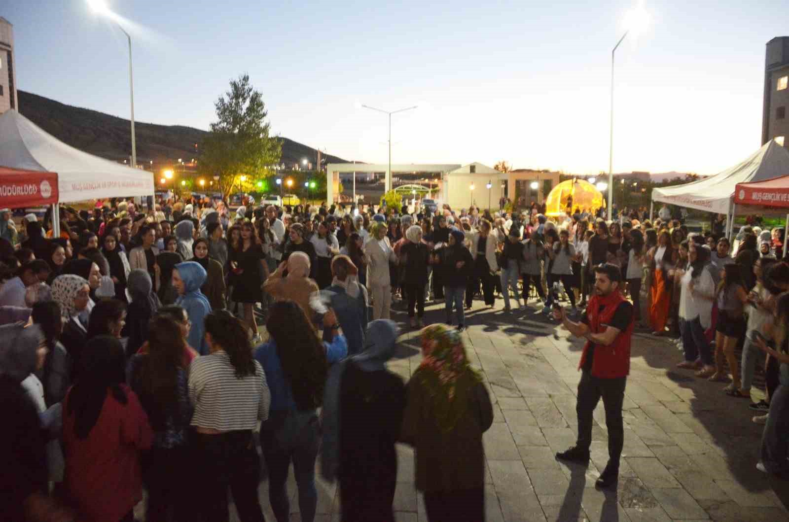 Muş’ta yurtta kalan öğrenciler için mezuniyet gecesi düzenlendi
