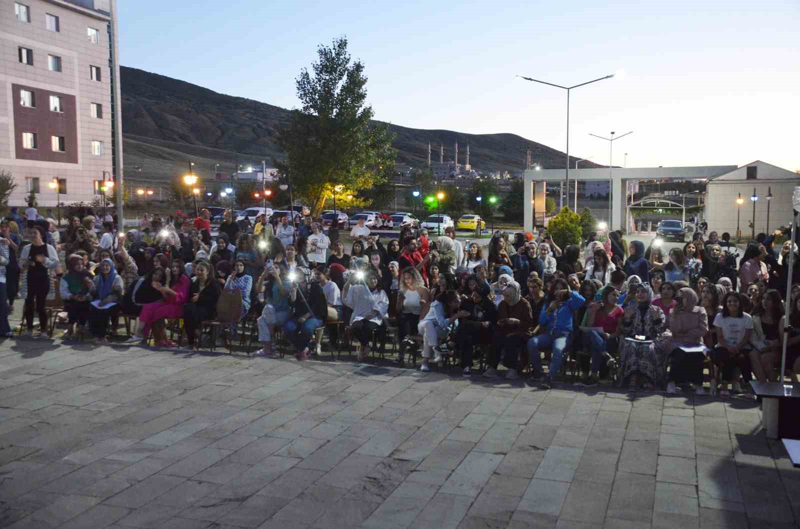 Muş’ta yurtta kalan öğrenciler için mezuniyet gecesi düzenlendi
