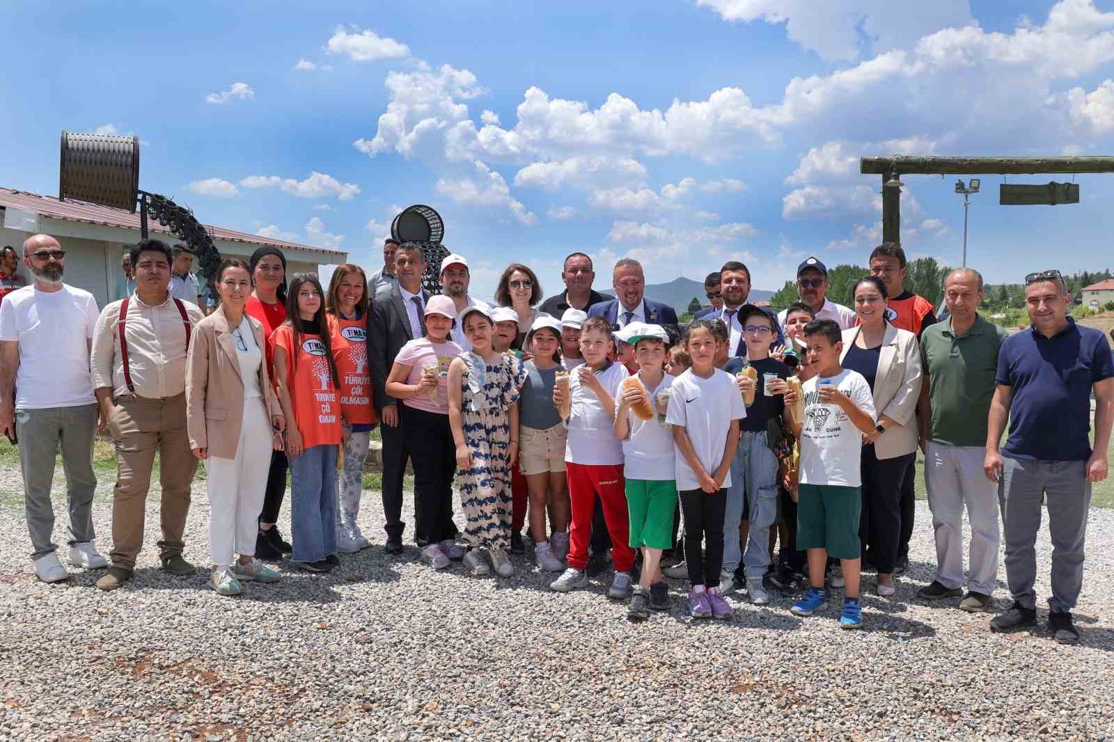 Uşak’ta Karaağaç Göledinde temizlik etkinliği yapıldı
