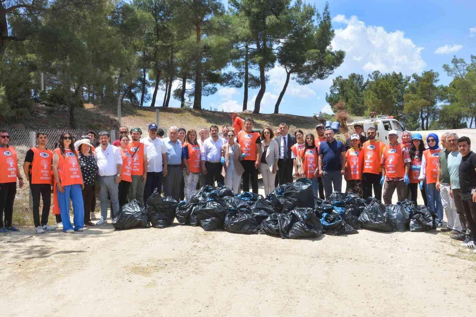 Uşak’ta Karaağaç Göledinde temizlik etkinliği yapıldı
