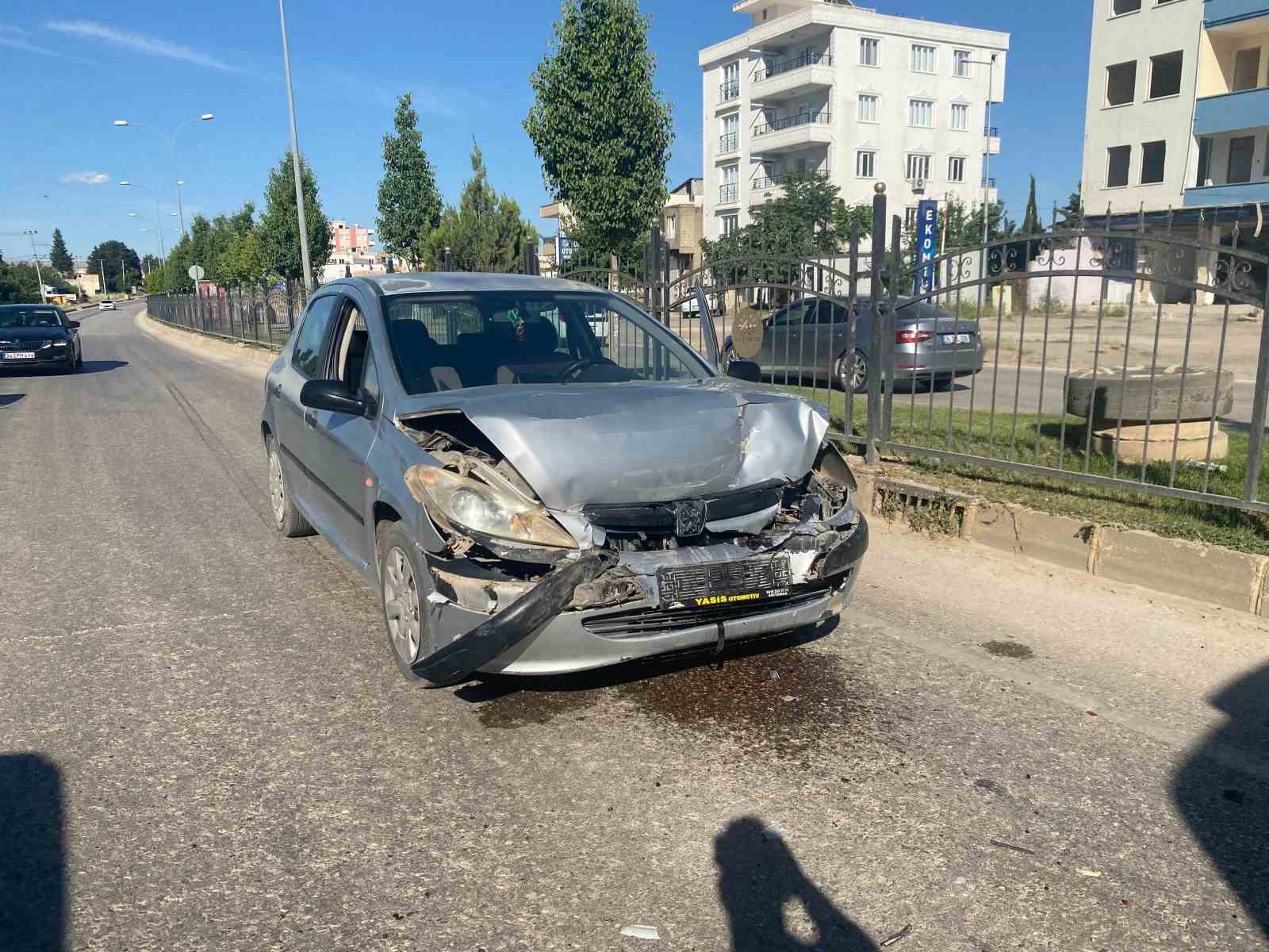 Kırmızı ışıkta duran otomobile çarptı: 1 yaralı
