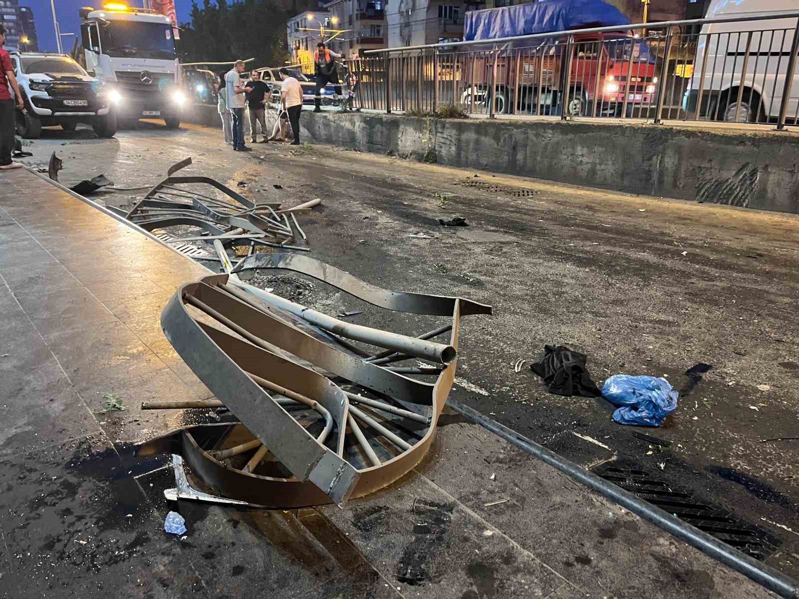 Bayrampaşa’da seyir halindeki araç bariyere çarptı: 1 yaralı
