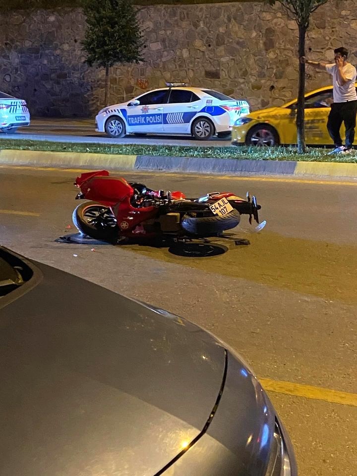 İki motosiklet çarpıştı: Metrelerce sürüklenen kadın sürücü otomobilin altına girdi
