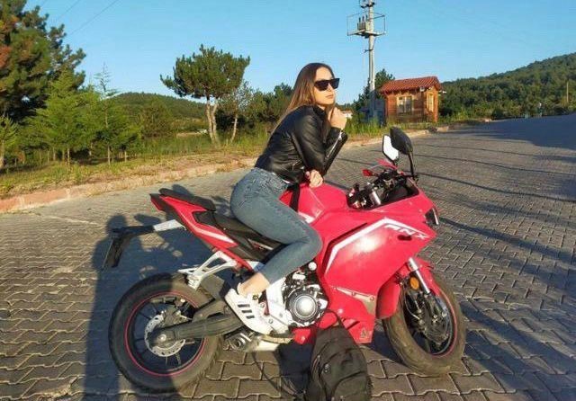 Çok sevdiği motosikleti sonu oldu: Genç kızdan geriye bu fotoğraflar kaldı
