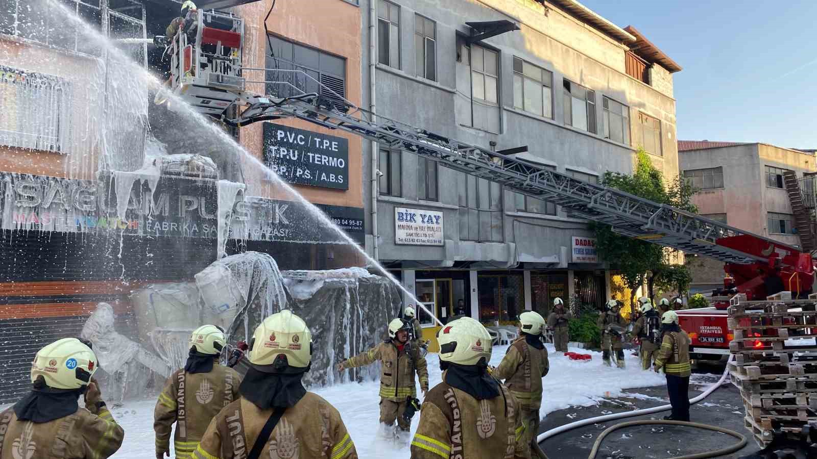 Bayrampaşa’da 4 katlı iş yeri alev alev yandı
