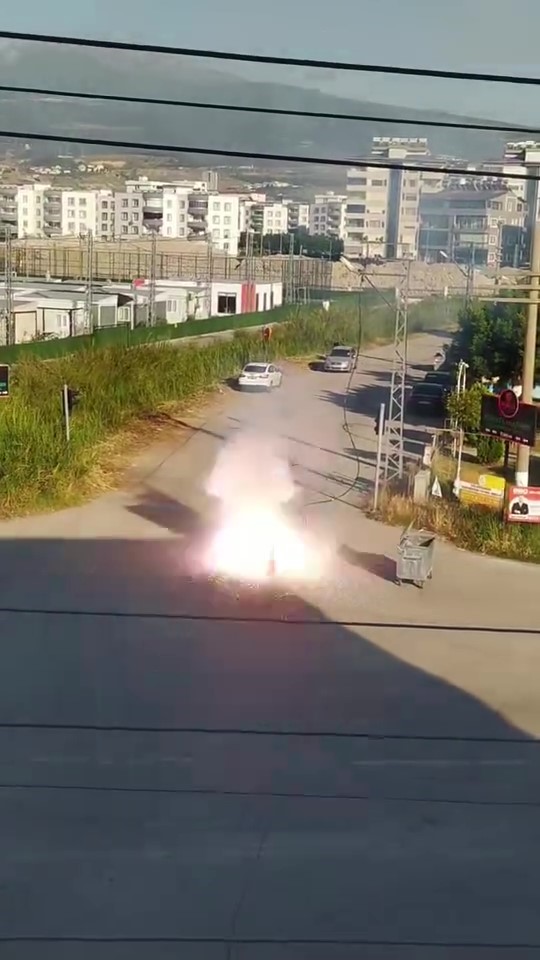 Sıcağın etkisiyle kopan elektrik telinde yaşanan patlama kamerada
