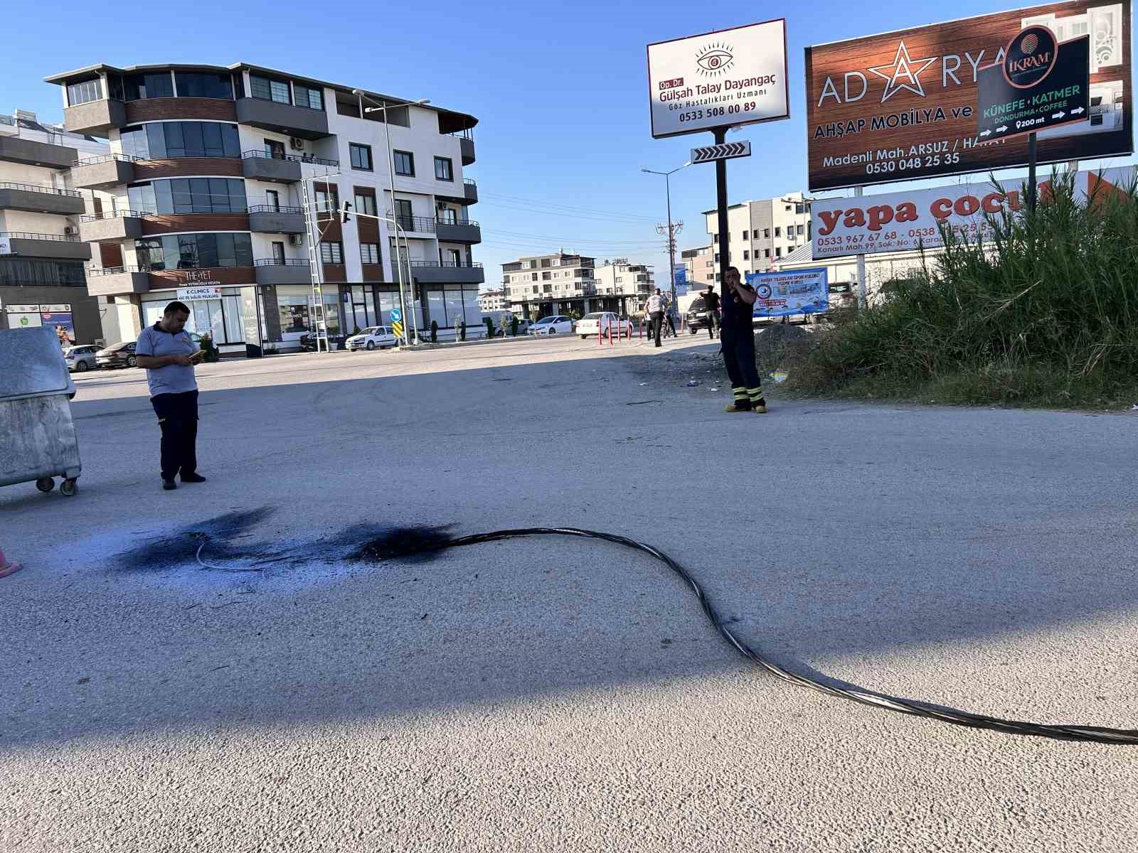 Sıcağın etkisiyle kopan elektrik telinde yaşanan patlama kamerada
