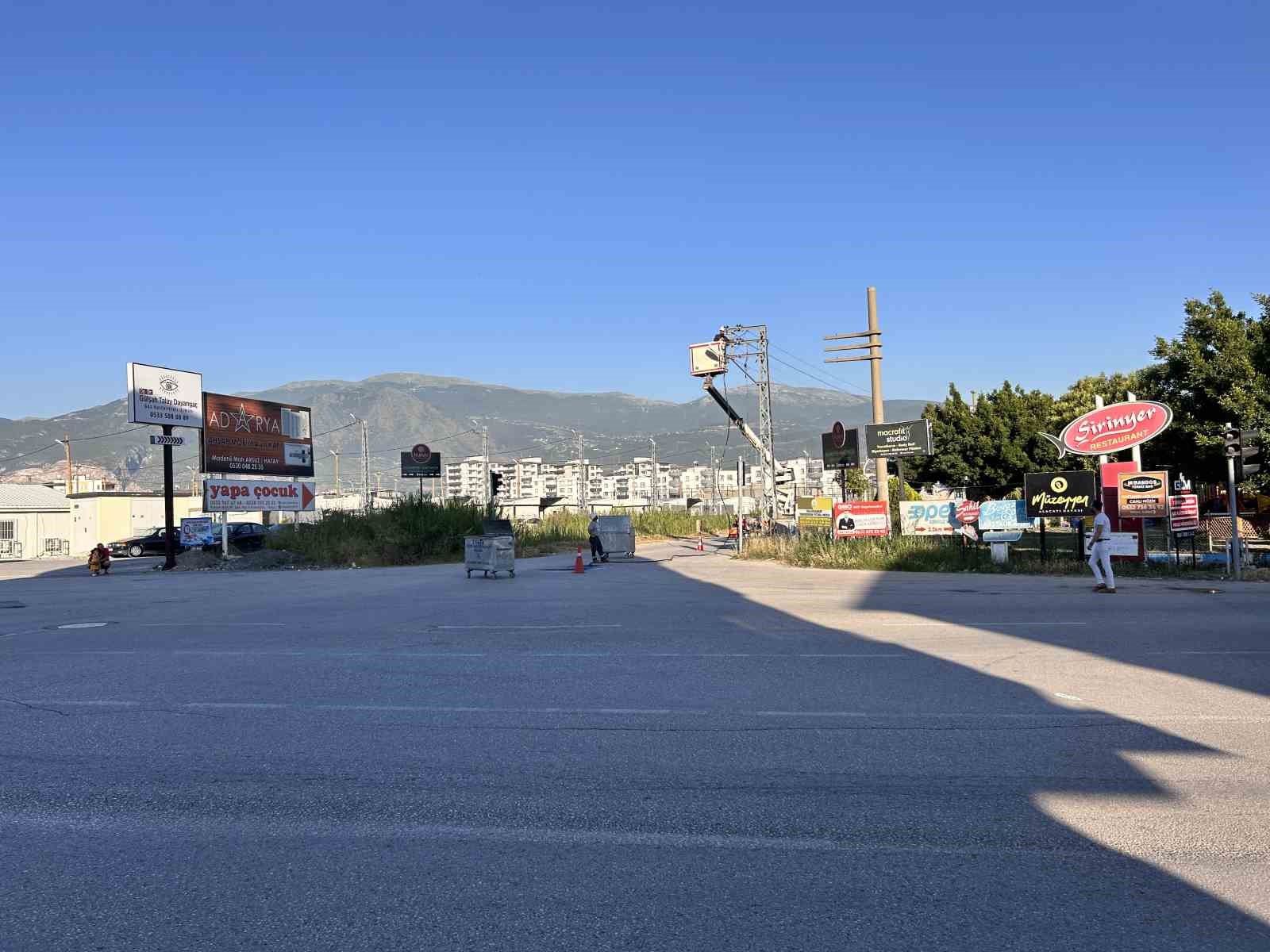 Sıcağın etkisiyle kopan elektrik telinde yaşanan patlama kamerada
