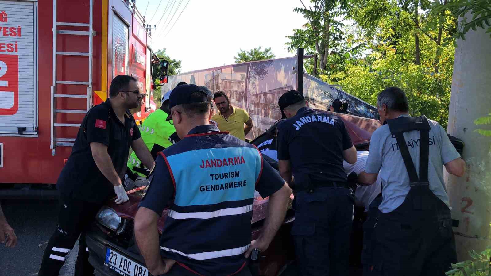 Kazada sıkışan sürücü 1 saatlik çalışmayla kurtarıldı
