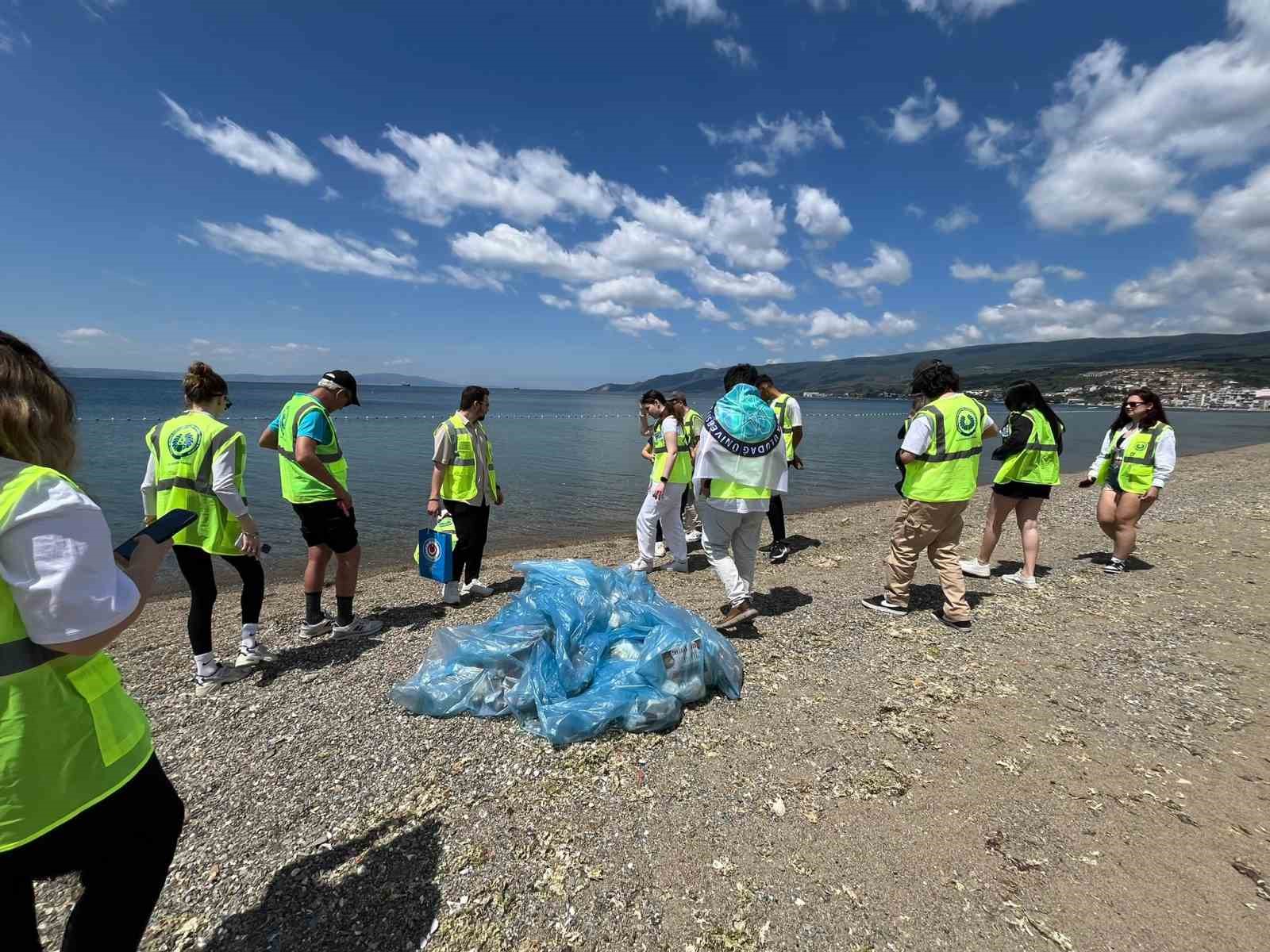 Üniversite öğrencileri sahildeki katı atıkları topladı
