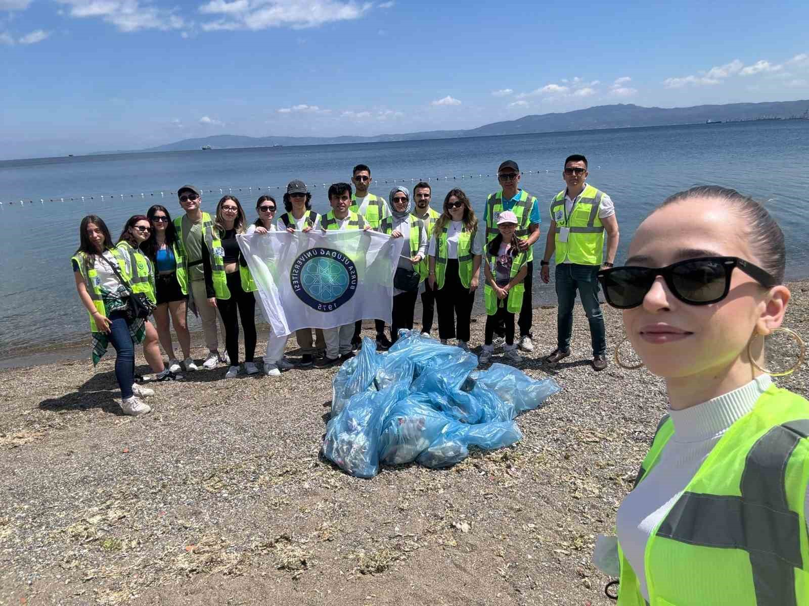 Üniversite öğrencileri sahildeki katı atıkları topladı
