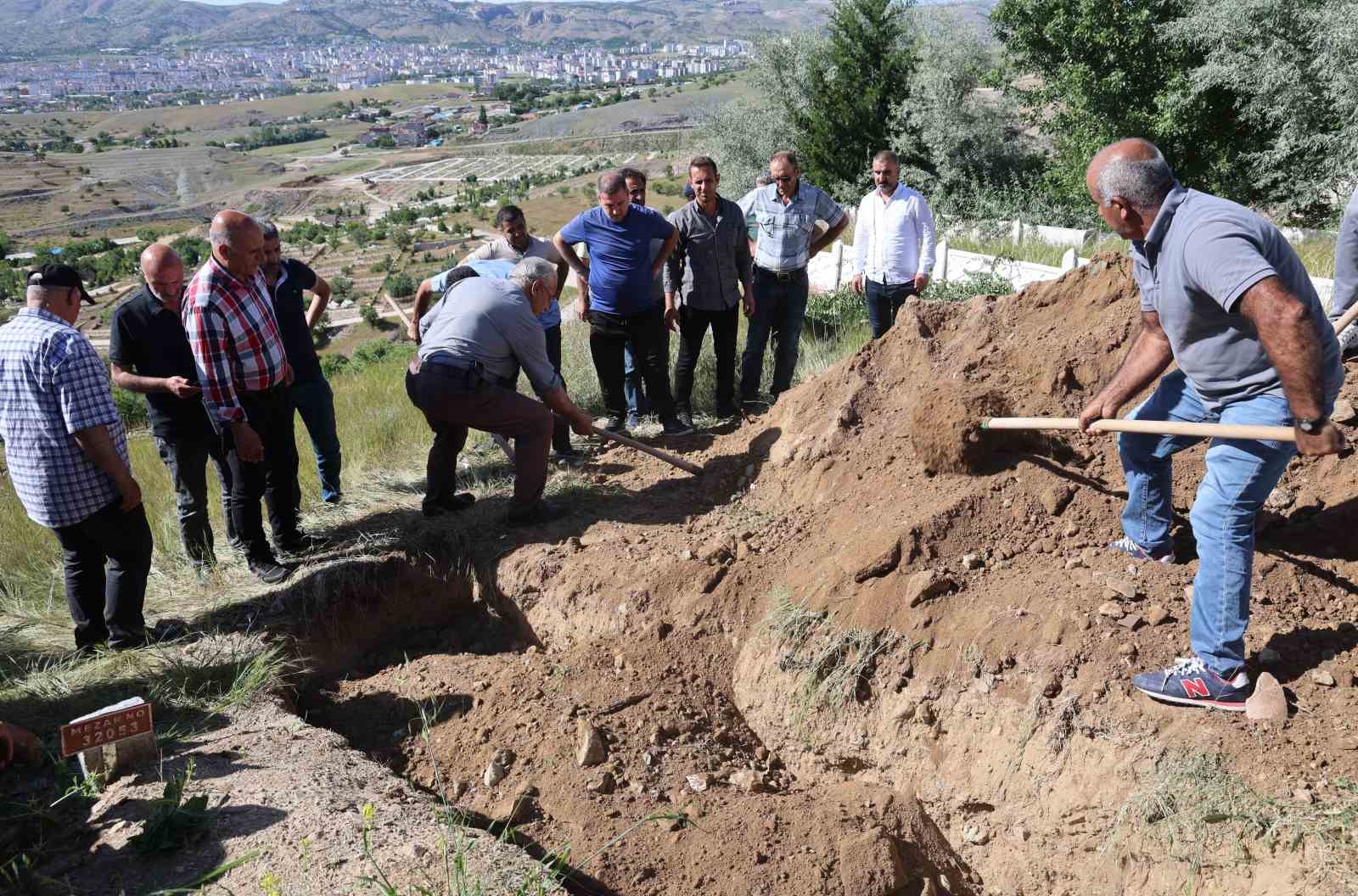 7 ay yoğun bakımda kaldıktan sonra hayatını kaybetmişti: Ziyaretine gideceği anneannesinin yanına defnedildi
