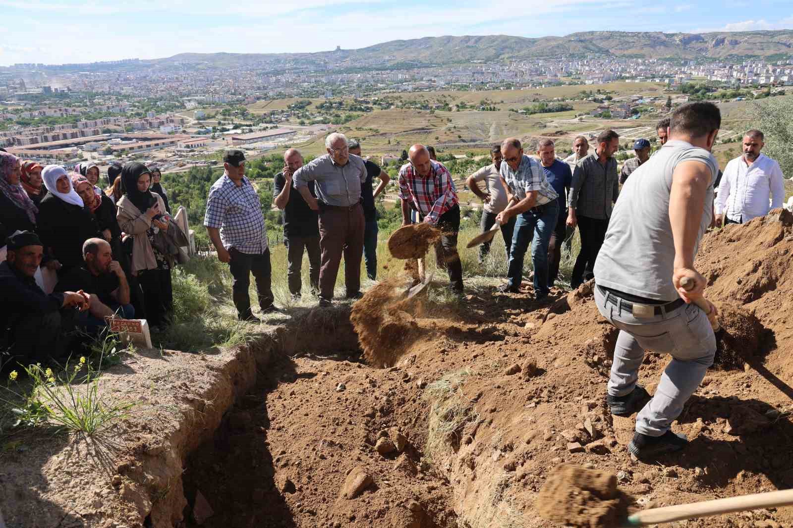 7 ay yoğun bakımda kaldıktan sonra hayatını kaybetmişti: Ziyaretine gideceği anneannesinin yanına defnedildi
