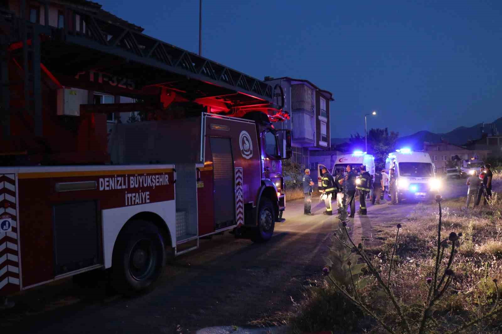 Kapı tutuşunca içeride mahsur kalan 4 kişi için ölüm kalım savaşı verildi
