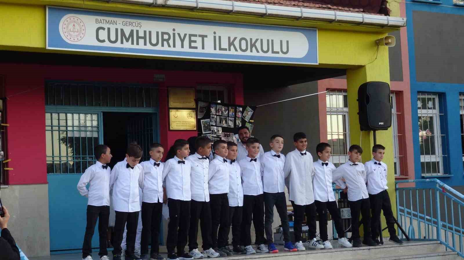 Gercüş’te ilkokul öğrencilerinden mezuniyet töreni
