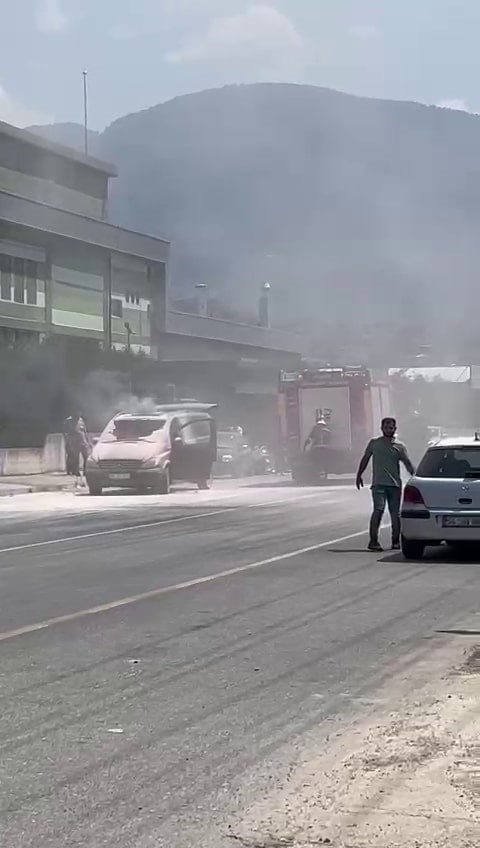 Minibüs alev topuna döndü, ilk müdahale beton mikserindeki suyla yapıldı
