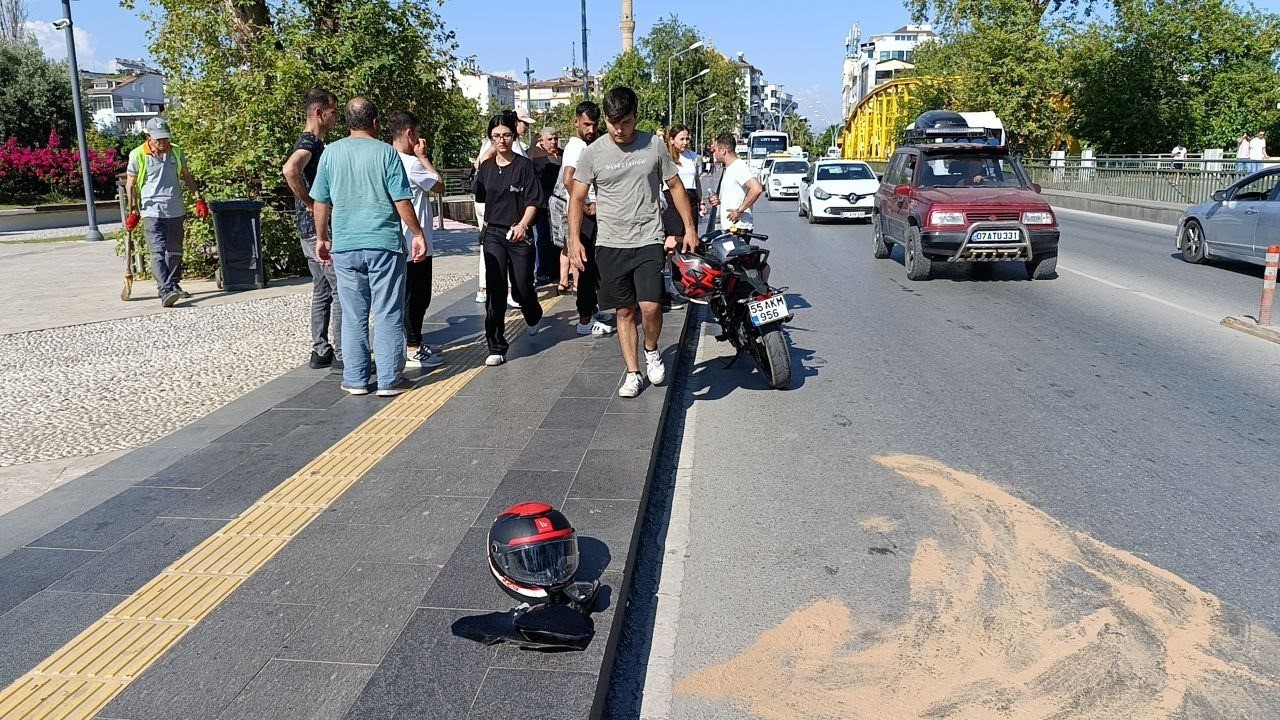 Yayaya çarpan motosiklet sürücüsü gözyaşlarını tutamayıp ağlama krizine girdi
