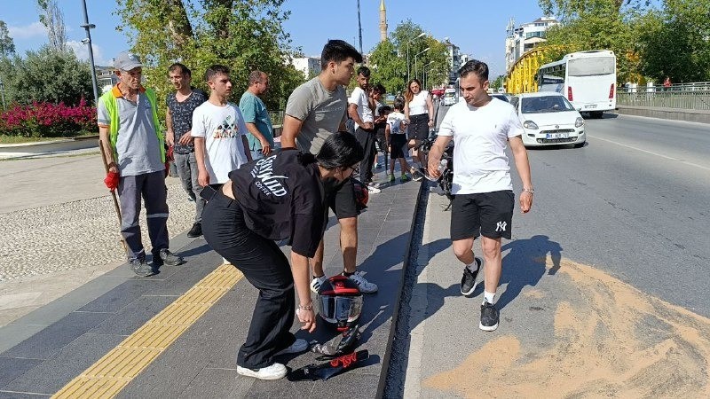 Yayaya çarpan motosiklet sürücüsü gözyaşlarını tutamayıp ağlama krizine girdi
