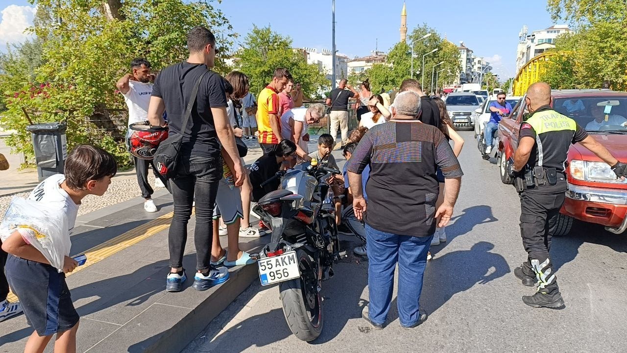 Yayaya çarpan motosiklet sürücüsü gözyaşlarını tutamayıp ağlama krizine girdi
