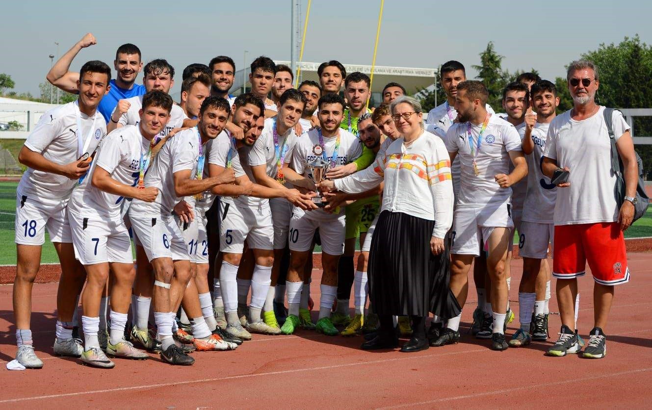 Ege Üniversitesi futbolda Türkiye şampiyonu oldu
