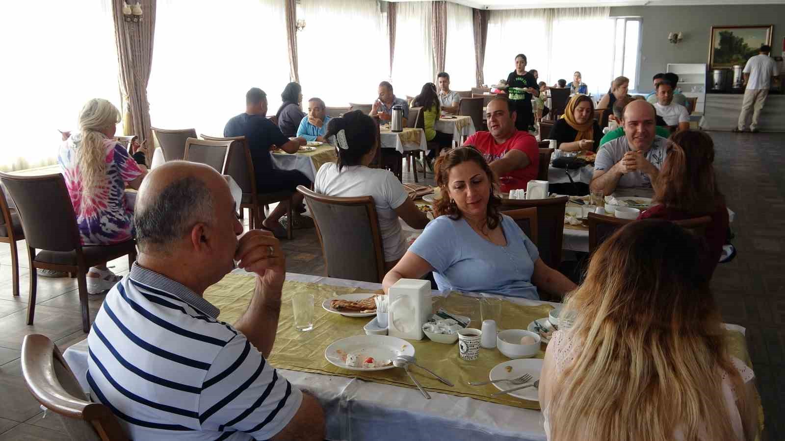 İranlı turistler Van’da gönüllerince eğleniyor
