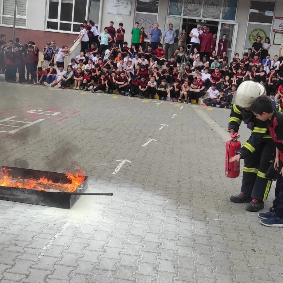 Öğrenciler yangın söndürme deneyimi yaşadı
