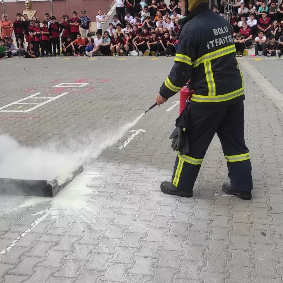 Öğrenciler yangın söndürme deneyimi yaşadı
