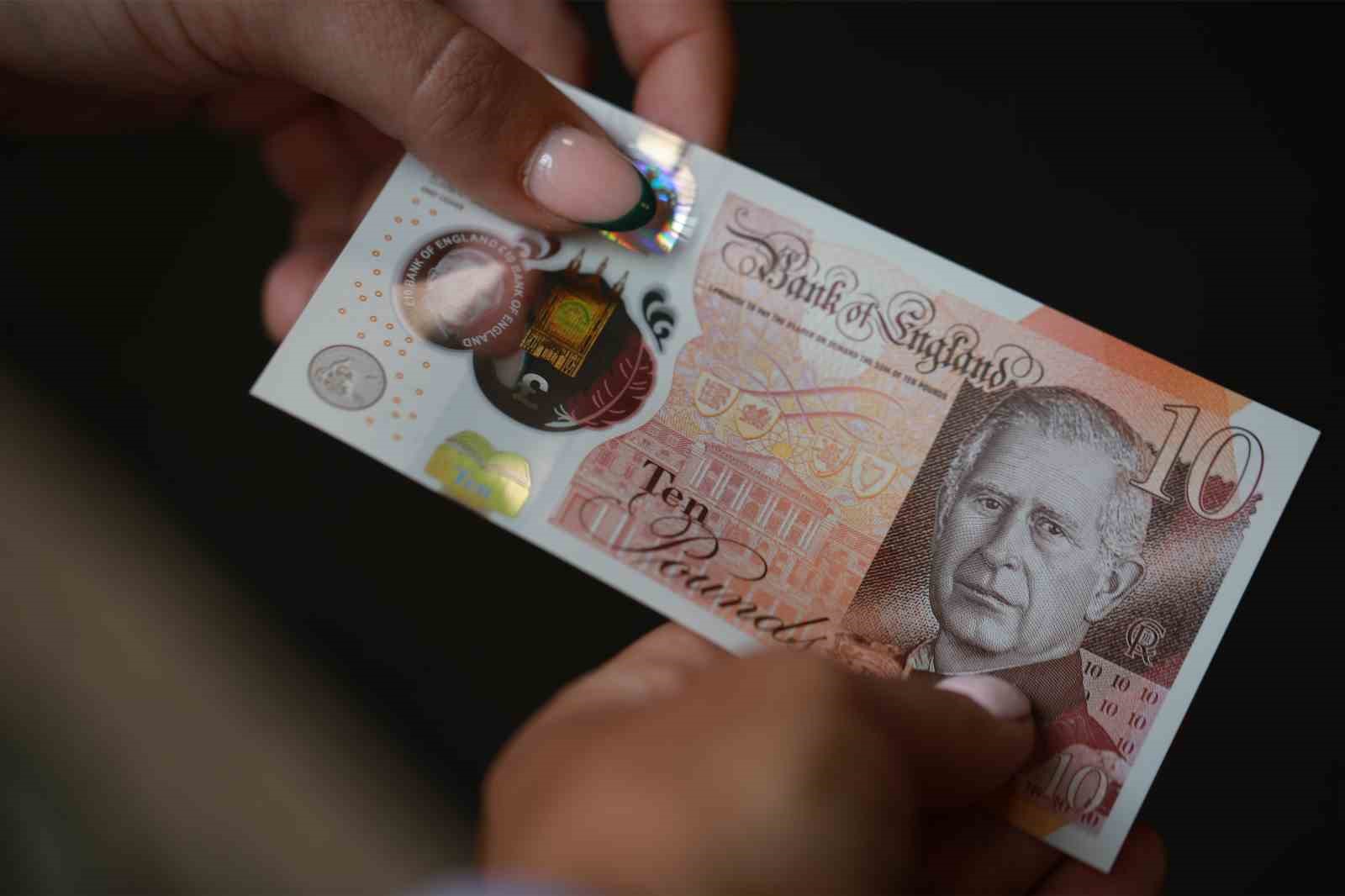 Kral Charles banknotları dolaşıma girdi
