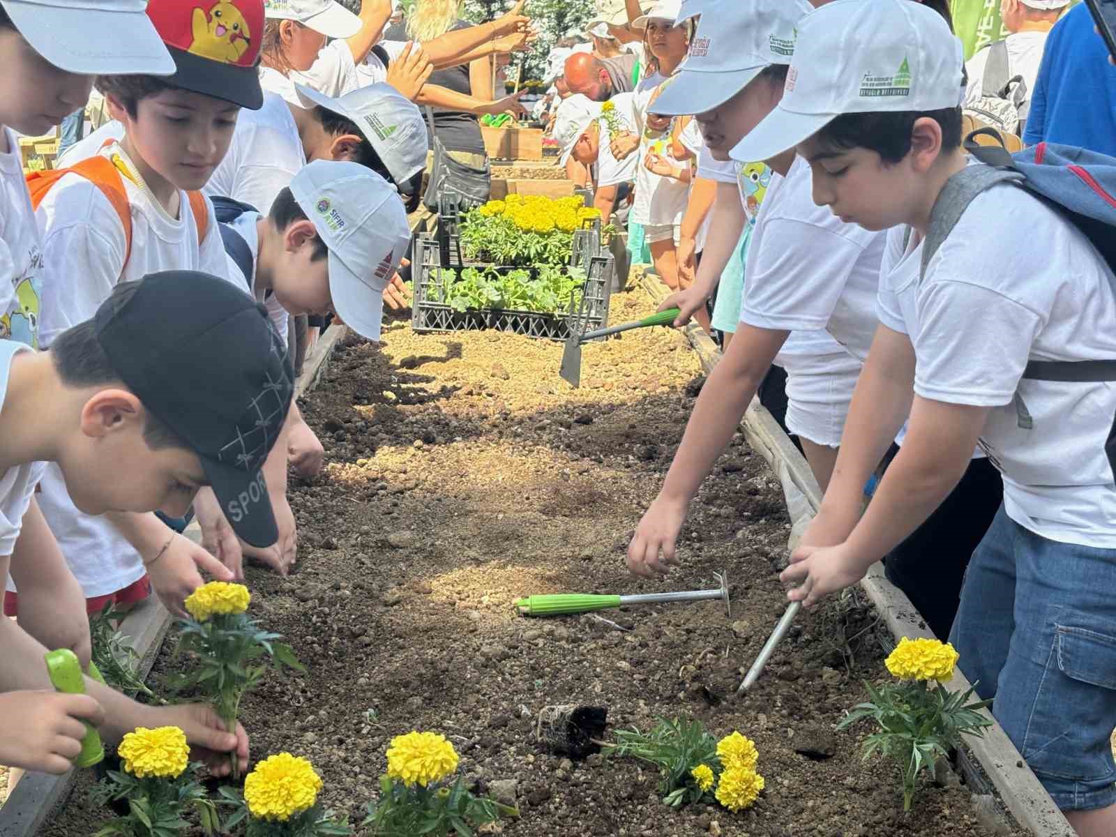 Beyoğlu’nda çocuklar Dünya Çevre Günü’nde fidan dikti
