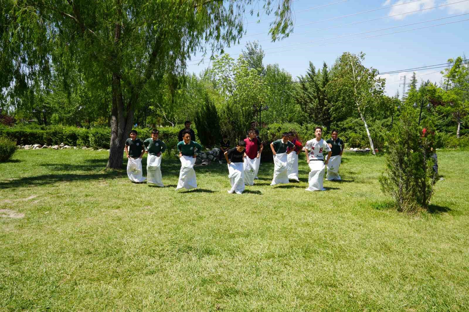 Çocuklar unutulmaya yüz tutmuş oyunlar ile eğlendi
