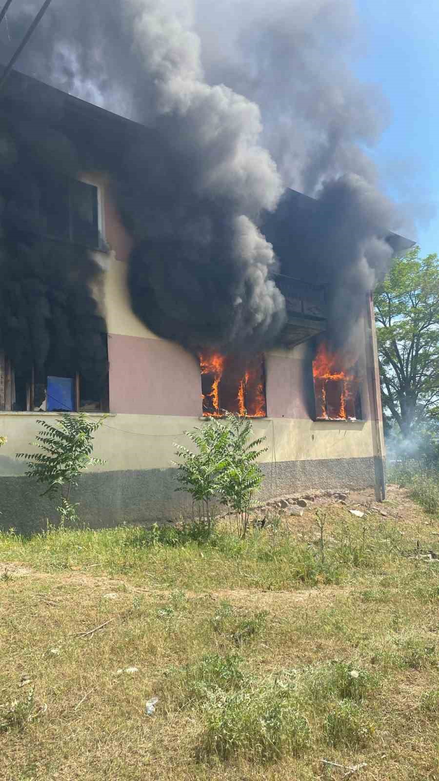 Gediz’de yangında bina kullanılamaz hale geldi
