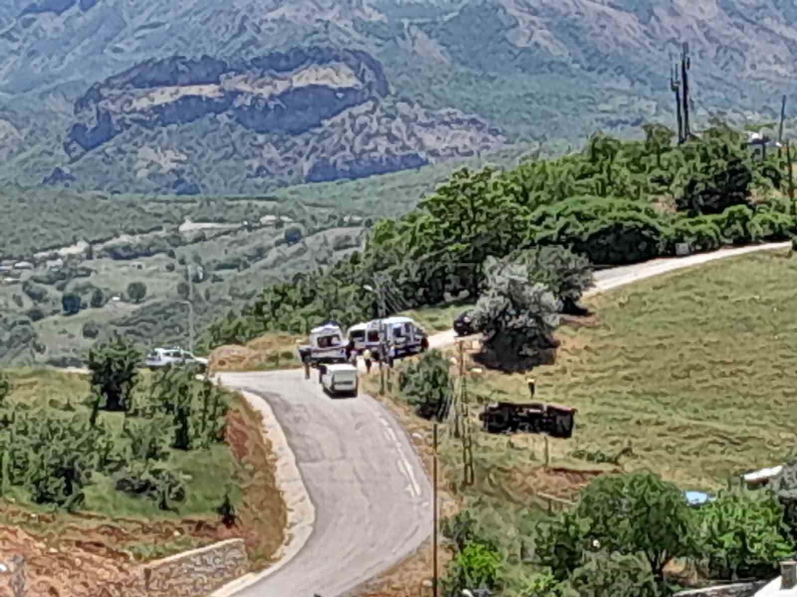 Tunceli Belediyesi aracı şarampole yuvarlandı: 3 yaralı
