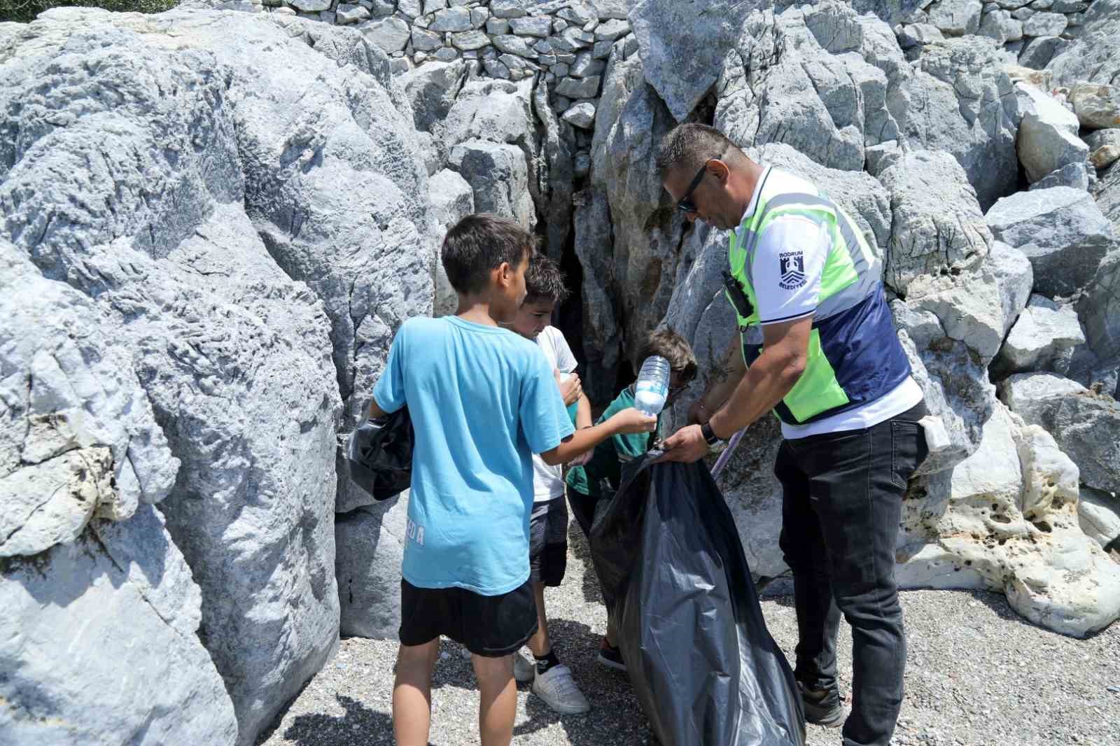 Minikler Mazı Sahili’ni temizledi
