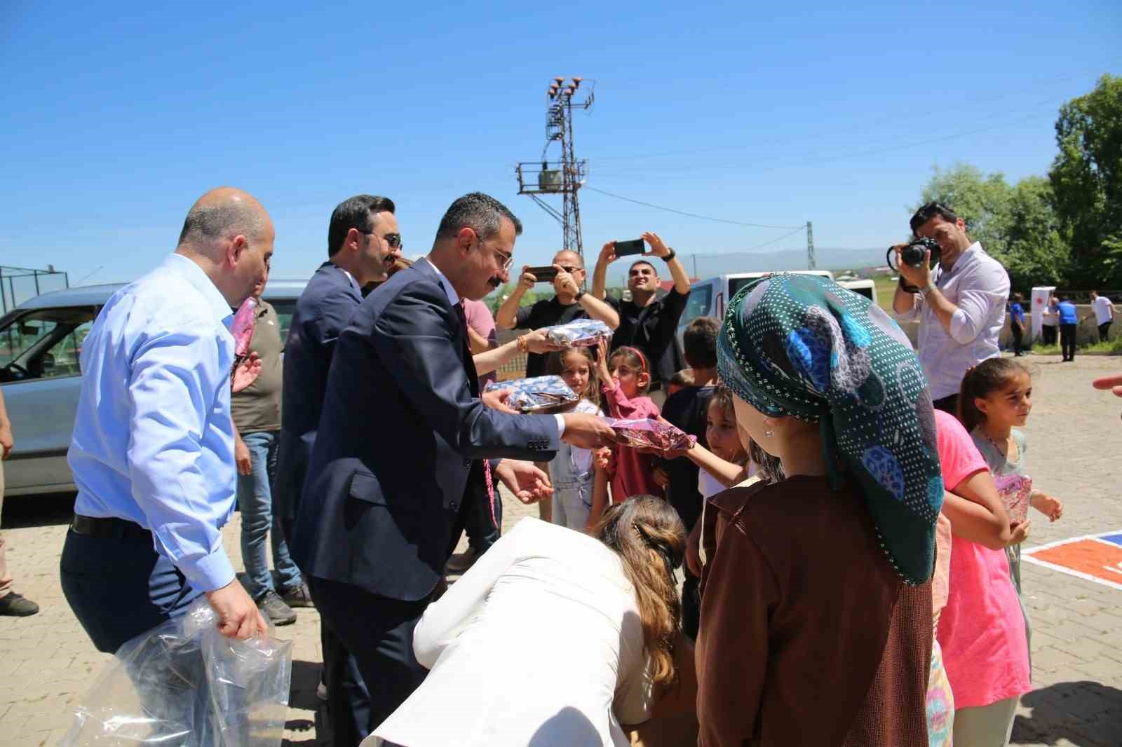 Savcı ve hakimler köy okulunda öğrencilerle fidan diktiler
