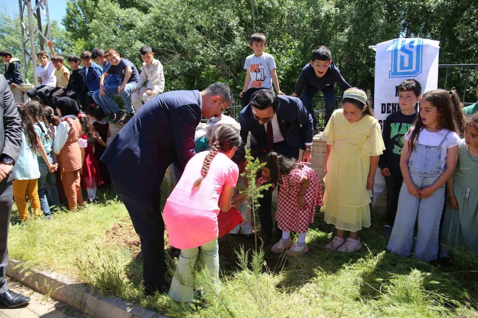 Savcı ve hakimler köy okulunda öğrencilerle fidan diktiler
