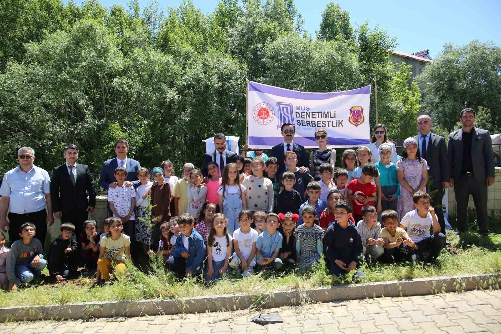 Savcı ve hakimler köy okulunda öğrencilerle fidan diktiler
