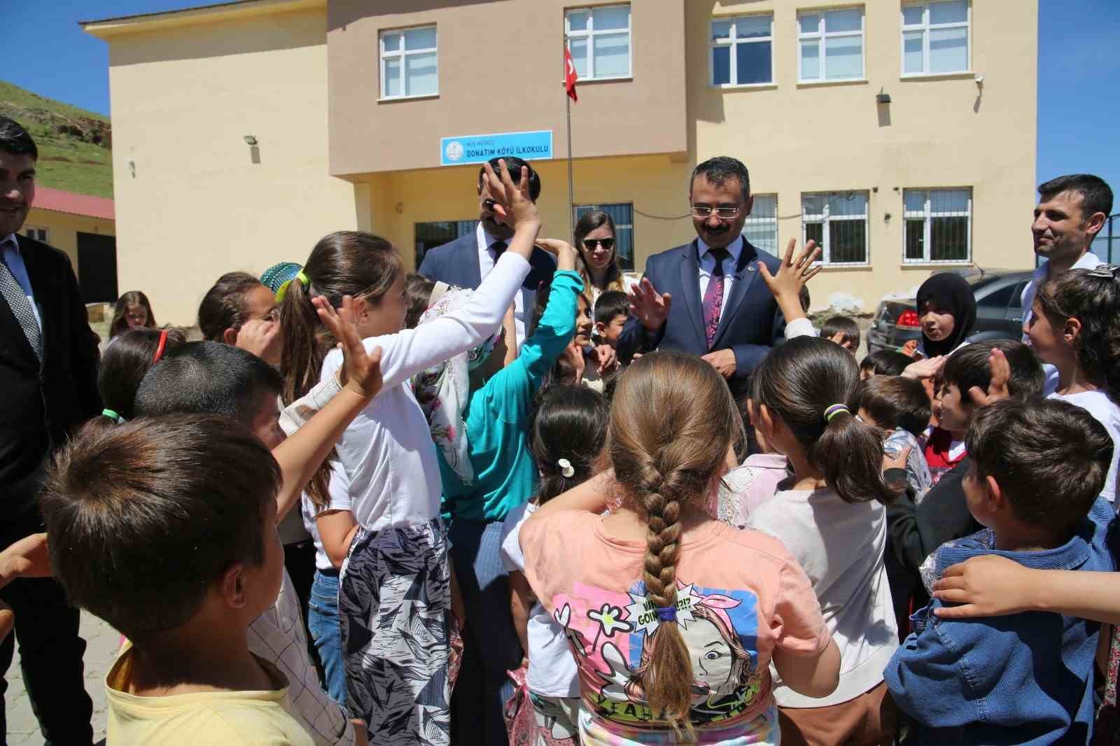 Savcı ve hakimler köy okulunda öğrencilerle fidan diktiler
