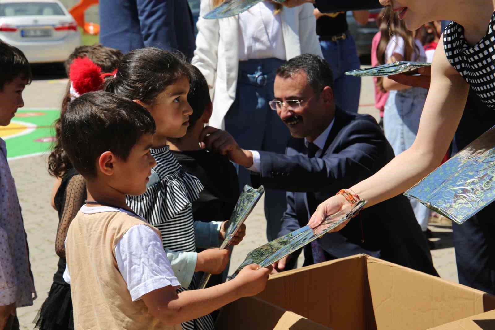 Savcı ve hakimler köy okulunda öğrencilerle fidan diktiler
