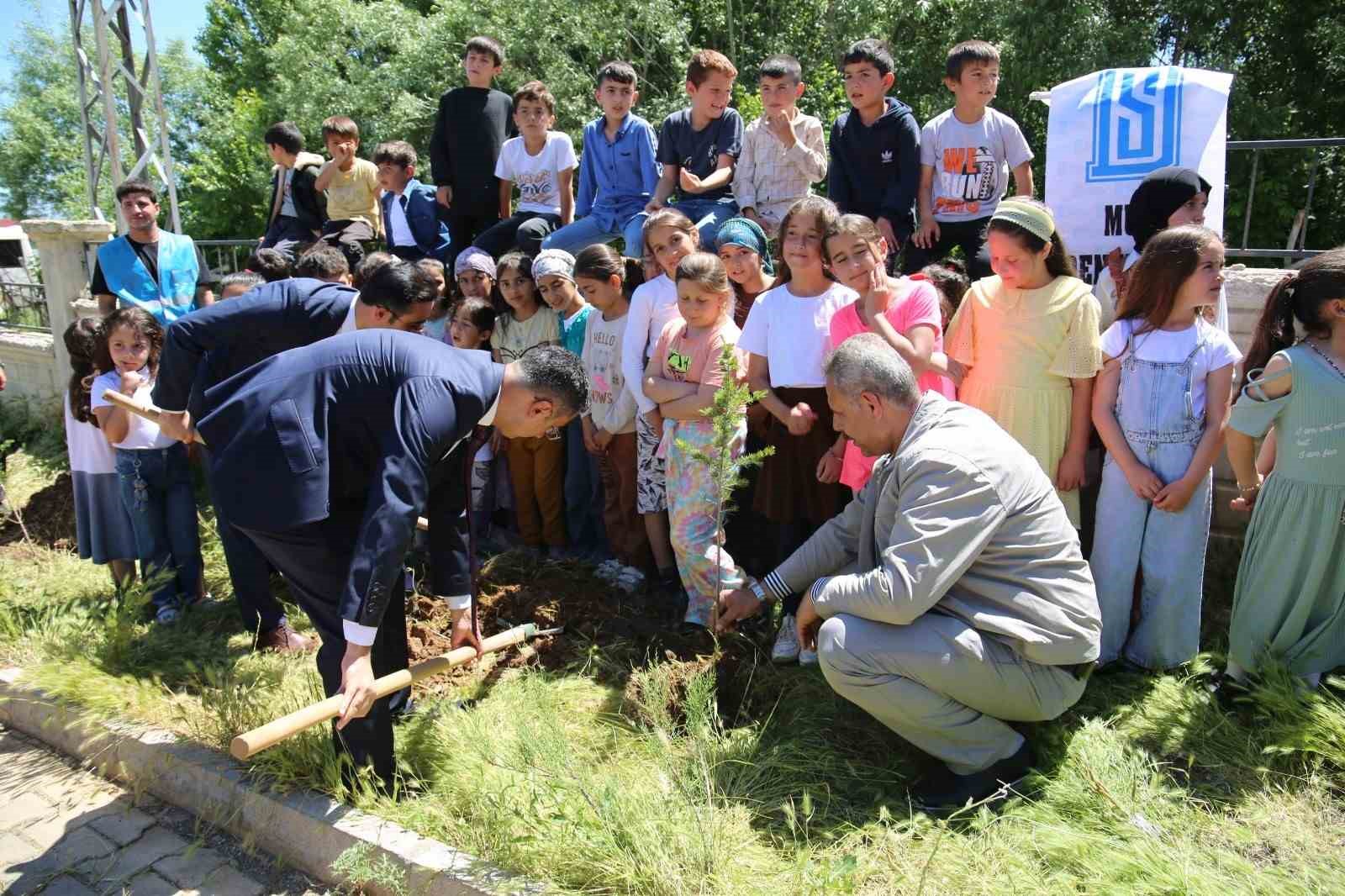 Savcı ve hakimler köy okulunda öğrencilerle fidan diktiler
