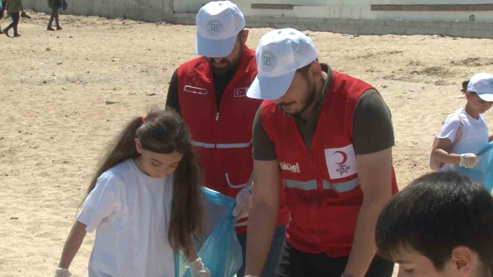 Arnavutköy’de “çevre haftası” nedeniyle öğrenciler Karaburun Sahili’ni temizledi
