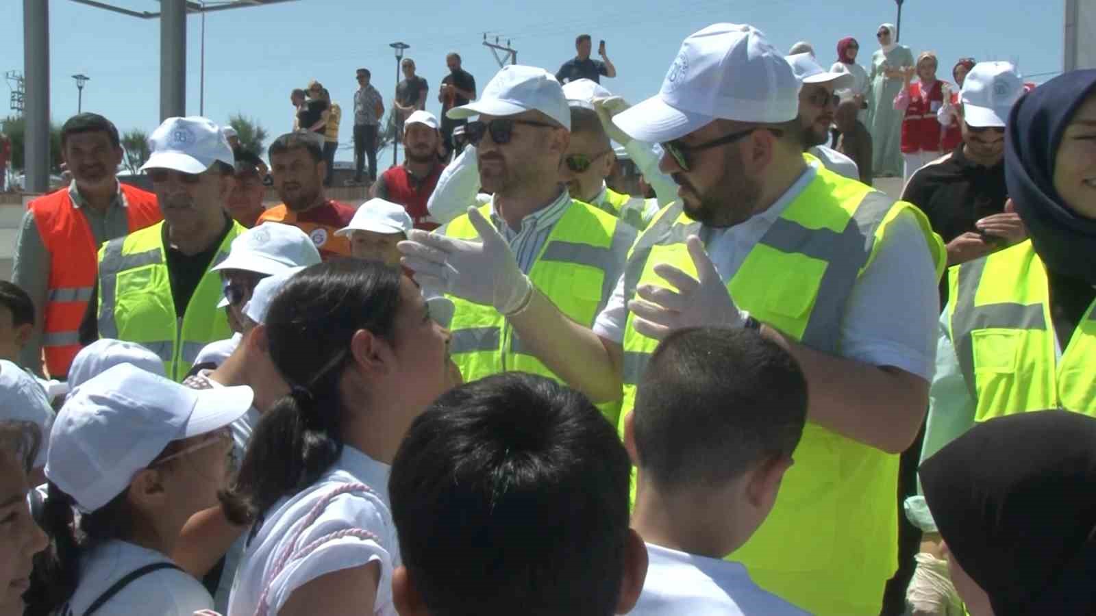 Arnavutköy’de “çevre haftası” nedeniyle öğrenciler Karaburun Sahili’ni temizledi
