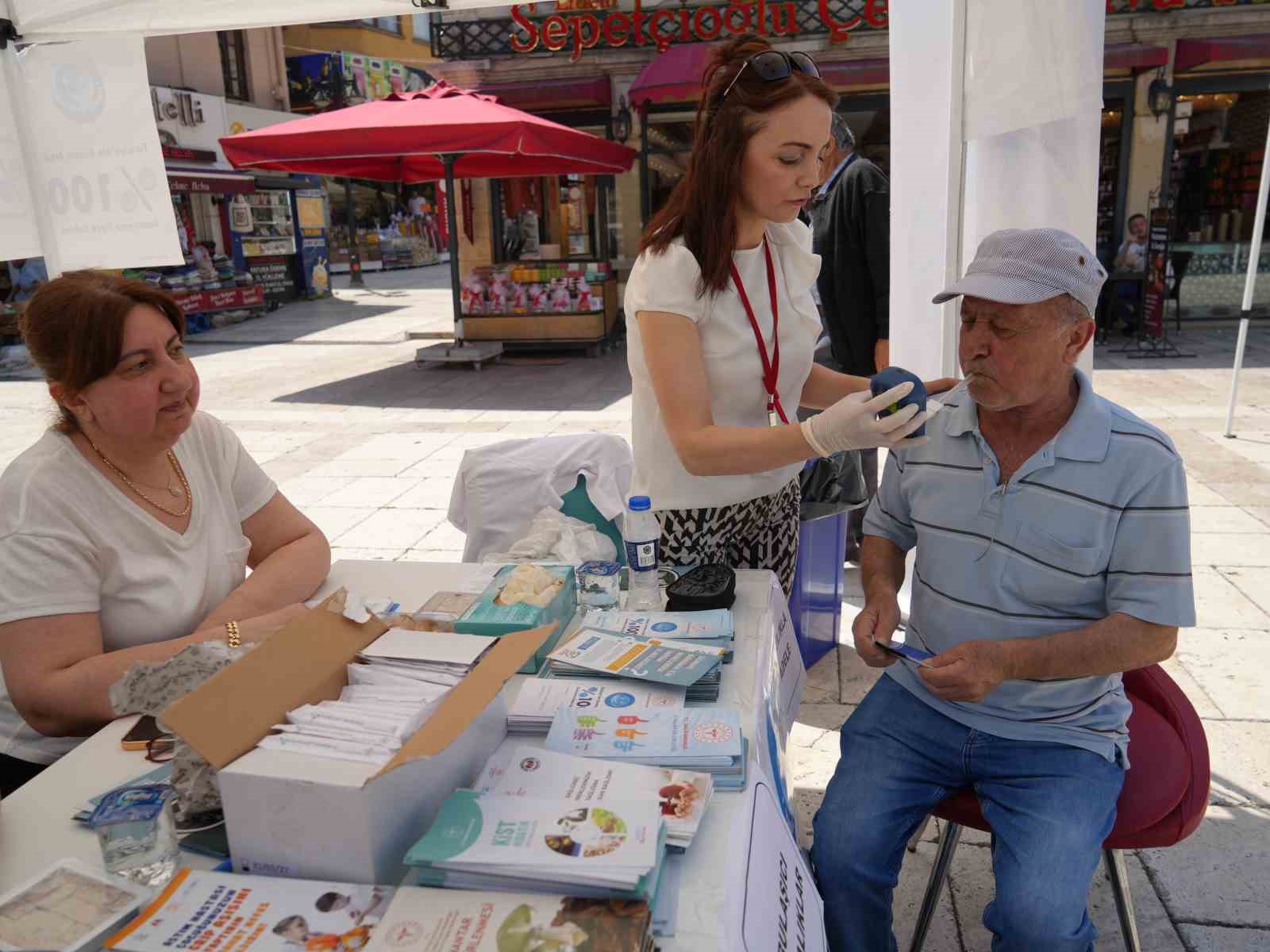 Kastamonu’da sokakta vatandaşlara ücretsiz sağlık testleri yapıldı
