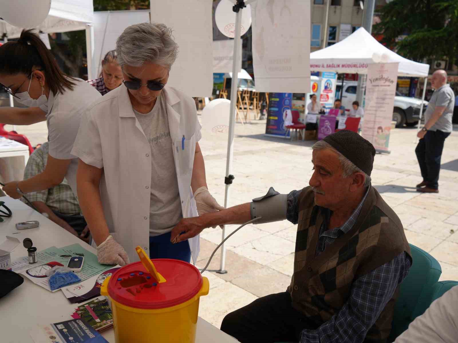 Kastamonu’da sokakta vatandaşlara ücretsiz sağlık testleri yapıldı
