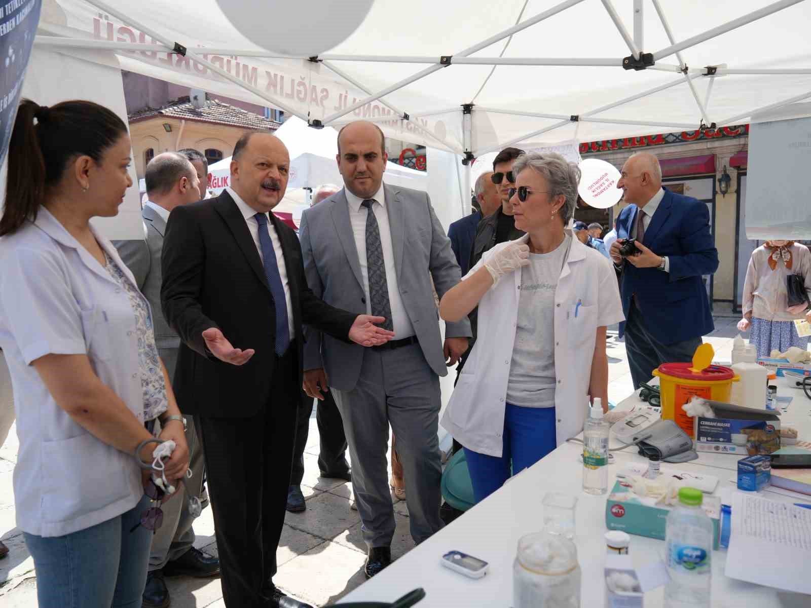 Kastamonu’da sokakta vatandaşlara ücretsiz sağlık testleri yapıldı
