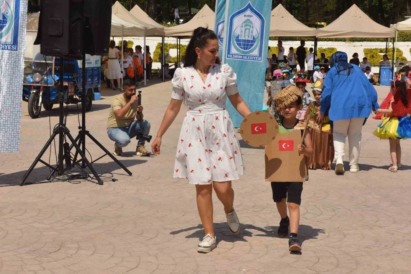 Anaokulu öğrencilerinin sıfır atık defilesi göz kamaştırdı
