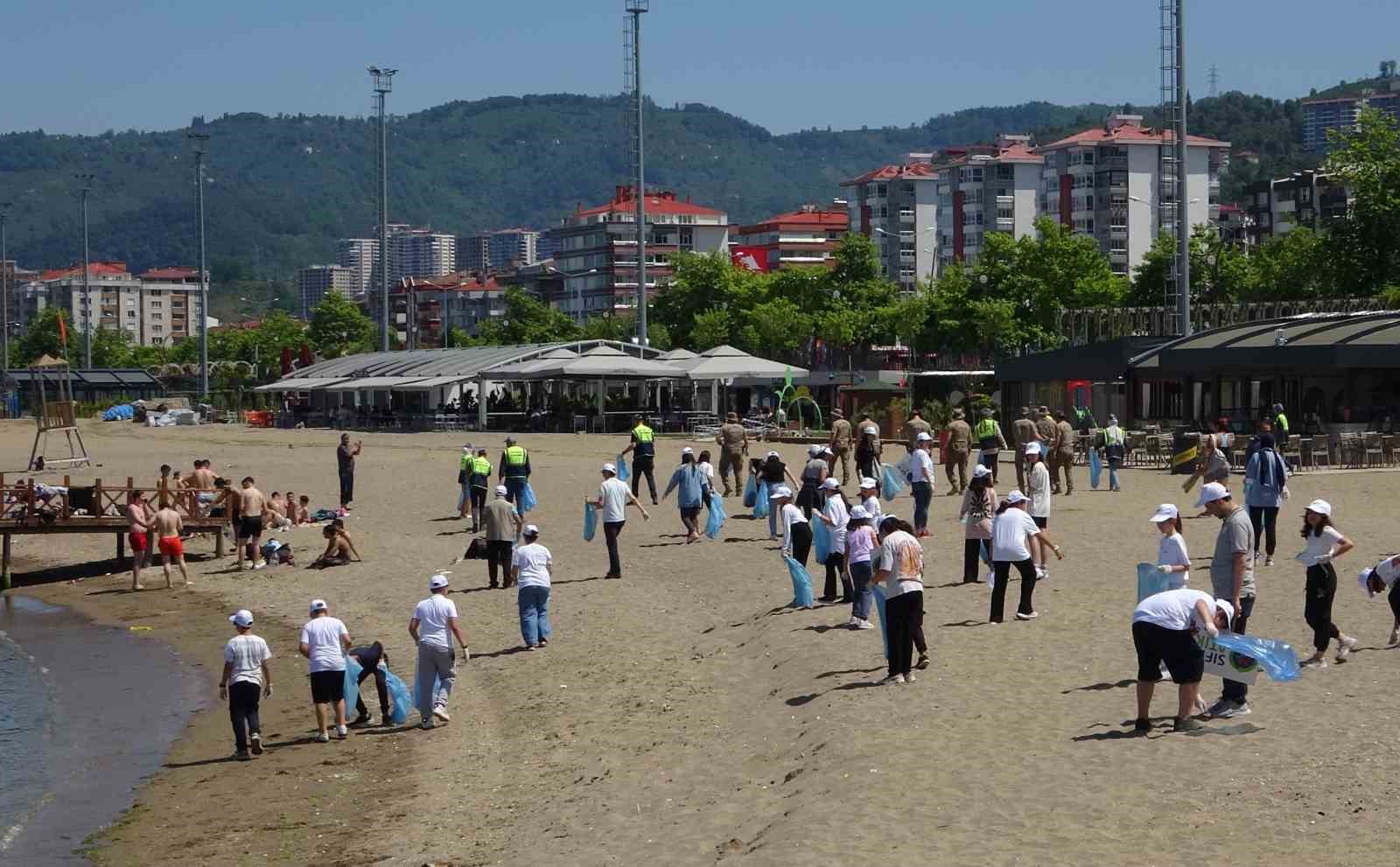 Denizden balık değil çöp çıktı
